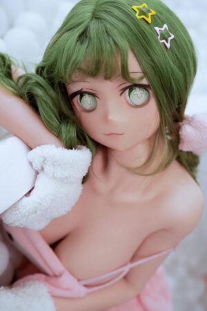 Atsuko – Anime-Sexpuppe mit grünen Haaren, großen Brüsten und PVC-Kopf